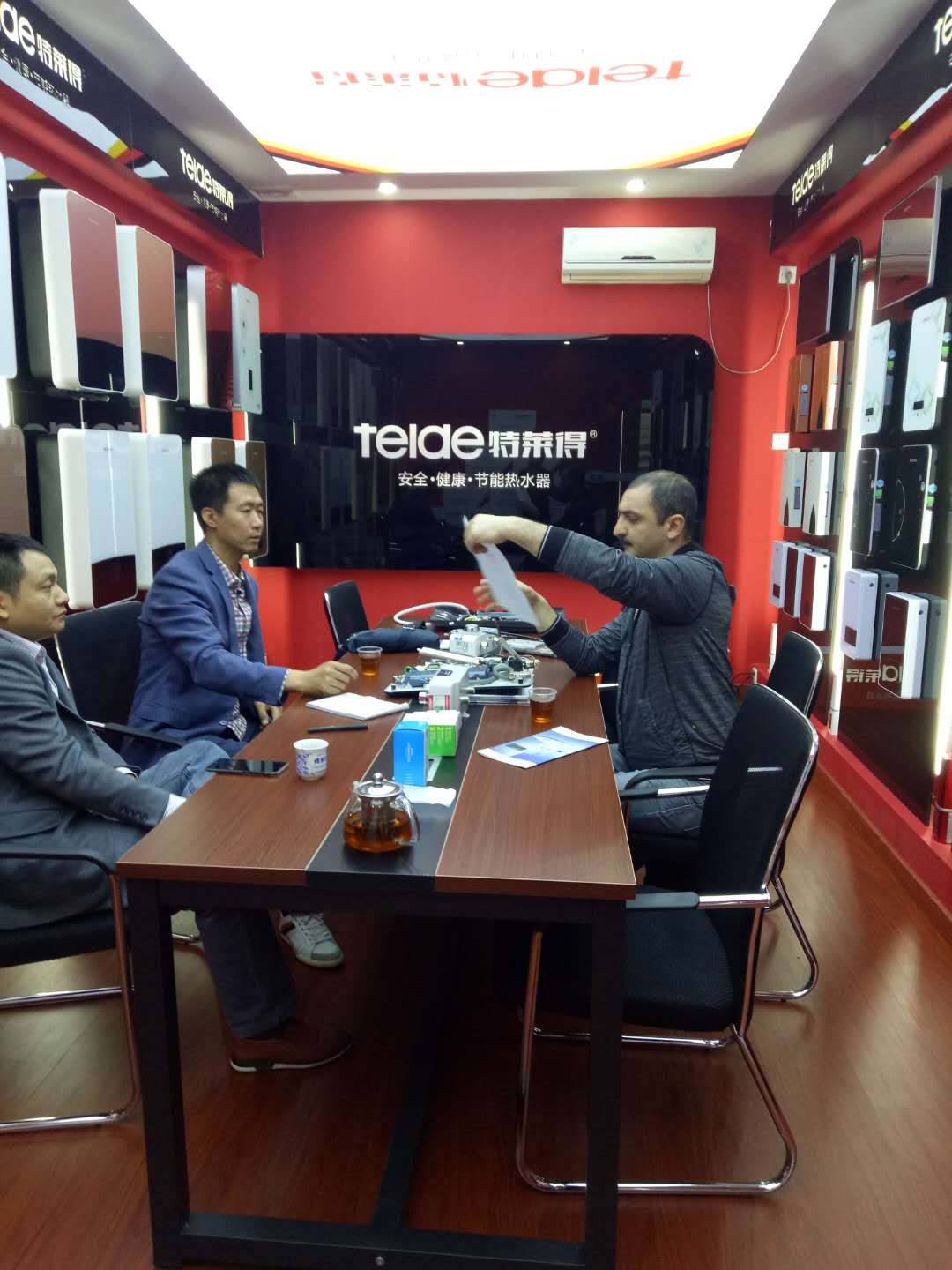 烈歡迎俄羅斯客戶蒞臨我司，恭賀成功簽約！